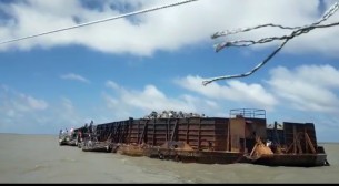 ভোলার সাগর মোহনায়  ভেসে আসা ডুবোচরে আটকা বার্জ ৩ দিনেও উদ্ধার হয়নি