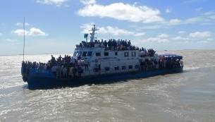 ঈদ শেষে কর্মস্থলে ফেরা মানুষের চাপ বাড়ছে ভোলার ইলিশা লঞ্চঘাটে