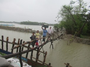 মনপুরায় একটি ব্রিজের অভাবে  দুর্ভোগে হাজারো পরিবার