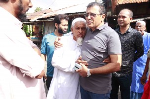 চরফ্যাসনে অগ্নিকান্ডে ক্ষতিগ্রস্ত এলাকা  পরিদর্শন করলেন গ্রামীন জন উন্নয়ন  সংস্থার নির্বাহী পরিচালক