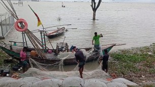 তেলের মূল্য বৃদ্ধিতে চরম বিপাকে ভোলার দেড় লক্ষাধিক জেলে