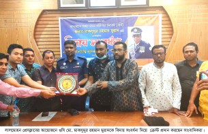 লালমোহন থানার ওসিকে প্রেসক্লাবের পক্ষ থেকে বিদায় সংবর্ধনা