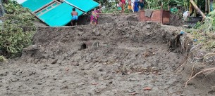 মনপুরায় জোয়ারের পানিতে দুই কিলোমিটার বেড়ী বাঁধের ক্ষতি