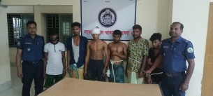 ডাকাতির প্রস্তুতিকালে লালমোহনে দেশীয় অস্ত্রসহ ৬ জলদস্যু আটক
