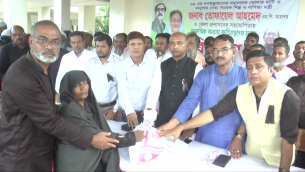 ভোলায় জোয়ারের পানিতে ক্ষতিগ্রস্তদের মাঝে তোফায়েল আহমদের পক্ষ   থেকে ত্রাণ বিতরণ