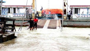 অস্বাভাবিক জোয়ারের পানিতে  ইলিশা ফেরিঘাট প্লাবিত