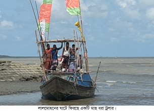 ঝড়ের কবলে পড়ে ভোলার ৬০ জেলেসহ ৪ মাছ ধরা ট্রলার ডুবিঃ ৪৭ জেলে নিখোঁজ