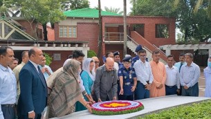 বঙ্গবন্ধুর সমাধিতে প্রধানমন্ত্রীর নিরাপত্তা উপদেষ্টার শ্রদ্ধা