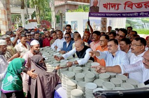 ভোলায় প্রধানমন্ত্রীর জন্মদিন উপলক্ষে দুস্থ্য অসহায় ও শ্রমজীবি মানুষের মাঝে খাবার বিতরণ