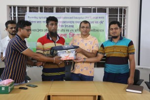 ভোলায়  জেলেদের মাঝে গ্রামীন জন উন্নয়ন  সংস্থার পক্ষ থেকে সুরক্ষা সামগ্রী বিতরণ