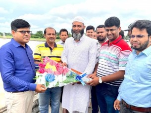 মনপুরা উপজেলায় যোগদানকৃত  নতুন ইউএনওকে ফুল দিয়ে বরণ