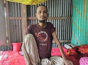 টাকার অভাবে চিকিৎসা হচ্ছে না জাবেদের