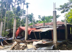 লালমোহনের দক্ষিণ ফুলবাগিচা গ্রামে অর্থাভাবে থমকে আছে  মসজিদের উন্নয়ন কাজ