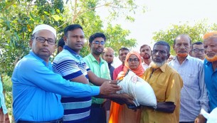 তজুমদ্দিনে দুর্গম চরে  ৩ শতাধিক মানুষের মাঝে ত্রাণ বিতরণ