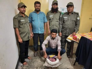 মনপুরায় ১০ কেজি হরিণের মাংসসহ শিকারি আটক