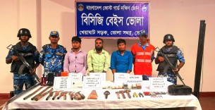 ভোলার বঙ্গের চর থেকে  দেশীয় অস্ত্রসহ তিন জলদস্যু গ্রেফতার