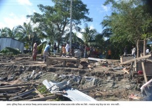 ভোলার বিভিন্ন এলাকা লন্ডভন্ড ৭,৯২২ ঘর বাড়ি বিধ্বস্ত  : ৫ জনের মৃত্যু