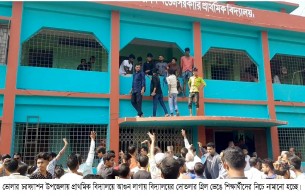 চরফ্যাশনে প্রাথমিক বিদ্যালয়ে আগুন গ্রিল ভেঙে শিক্ষার্থীদের উদ্ধার