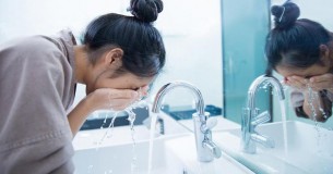 মুখমণ্ডল পরিষ্কারে ১০ ভুল