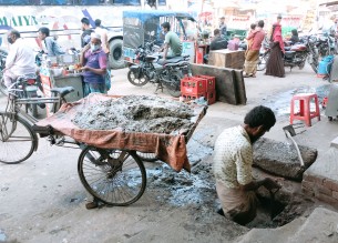 লালমোহনে দিনের বেলায় ড্রেন পরিস্কার  দুর্গন্ধে অতিষ্ঠ ব্যবসায়ী-পথচারী