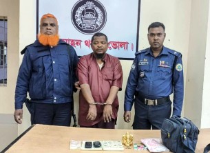 লালমোহনে প্রতারক আটক পিতলের মূর্তি ডলার জব্দ