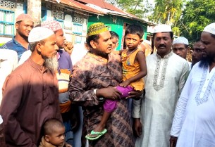 লালমোহনে মা হারা দুই সন্তানের পাশে আওয়ামী লীগ নেতা রাব্বী