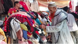 ভোলায় ফুটপাতে জমে উঠেছে শীতের কাপড়ের ব্যবসা