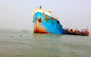ভোলার মেঘনা নদীতে ঘনকুয়াশায়  সংর্ঘষে তেলবাহী জাহাজ ডুবি