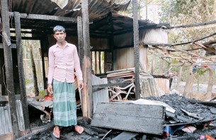  লালমোহনে অগ্নিকান্ডে  কৃষকের ঘর পুড়ে ছাই