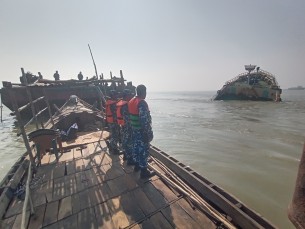 মেঘনায় ডুবে যাওয়া তেলবাহী জাহাজ  উদ্ধারে ৬ষ্ঠ দিনে দৃশ্যমান অগ্রগতি নেই