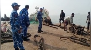 ভোলার মেঘনায় নিমজ্জিত তেলবাহী জাহাজের উদ্ধার কাজ শুরু