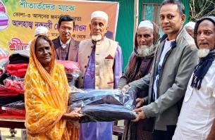 লালমোহনে দুইশত শীতার্তের  মাঝে শীতবস্ত্র বিতরণ