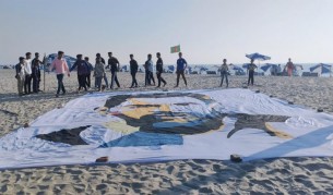 সমুদ্রের বালিয়াড়িতে হাসছেন মেসি