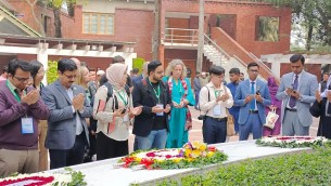 বঙ্গবন্ধুর সমাধিতে ১৪ জন বিদেশি সাংবাদিকের শ্রদ্ধা