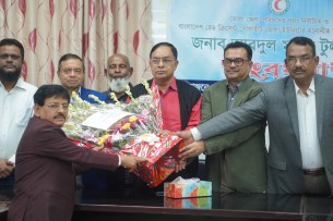 ভোলা জেলা পরিষদ চেয়ারম্যান আব্দুল মমিন টুলুকে রেড ক্রিসেন্টের  পক্ষ থেকে সংবর্ধনা