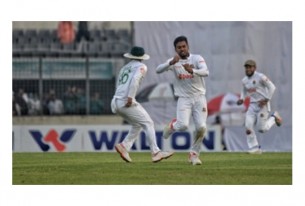 ঢাকা টেস্ট: মিরাজের ঘূর্ণিতে স্বপ্ন দেখছে বাংলাদেশ
