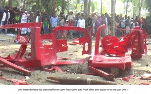  চরফ্যাসনের নিলকমলে নির্বাচনী অফিস মাইক ও অটোরিকশা ভাংচুর  