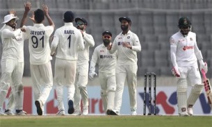 ঢাকা টেস্ট: মোমিনুলের হাফ সেঞ্চুরির পরও প্রথম দিনই অলআউট বাংলাদেশ