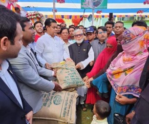 চরফ্যাশনে প্রান্তিক কৃষকের মাঝে সার-বীজ বিতরণ