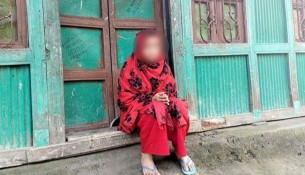 লালমোহনে বিয়ের দাবীতে প্রেমিকের বাড়িতে কিশোরীর অবস্থান