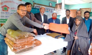 গ্রামীণ ব্যাংকের উদ্যোগে  ইলিশায় অসহায়দের  মাঝে কম্বল বিতরণ