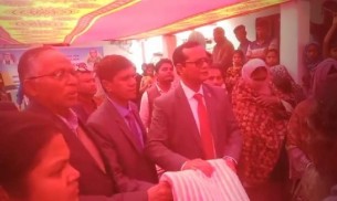 বোরহানউদ্দিন শীতার্তদের মাঝে কম্বল বিতরণ  করলেন বরিশাল বিভাগীয় কমিশনার