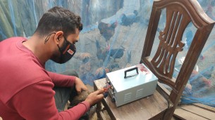 দৌলতখানে মুরগীর ঠোট কাটা কার্যক্রম শুরু