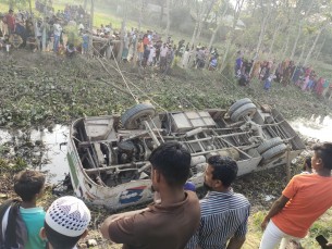 ভোলায় যাত্রীবাহী বাস খাদে পড়ে নিহত-১, আহত-২৫