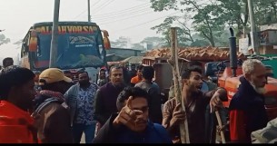 চরফ্যাশনে সিএনজি চালক ও বাস মালিক শ্রমিকদের সংঘর্ষ, সড়ক অবরোধ