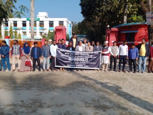 চট্রোগ্রাম সিটি কর্পোরেসনের প্রকল্প পরিচালকের উপর হামলাকারীদের শাস্তির দাবীতে ভোলায় এলজিইডির কর্মকর্তা কর্মচারীদের মানববন্ধন