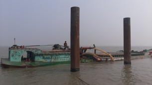 চরফ্যাসনের মেঘনায় চলছে  অবৈধ বালু উত্তোলন ব্যবসা