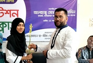 লালমোহনে নবীন শিক্ষার্থীদের ফুল দিয়ে বরণ