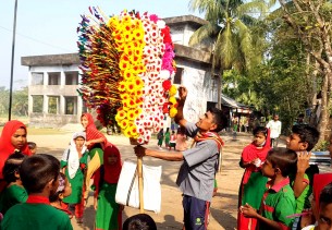 কাপড়ের ফুল বিক্রি করে  চলে মানিকের জীবিকা
