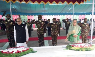 টুঙ্গিপাড়ায় বঙ্গবন্ধুর প্রতি রাষ্ট্রপতি ও প্রধানমন্ত্রীর শ্রদ্ধা